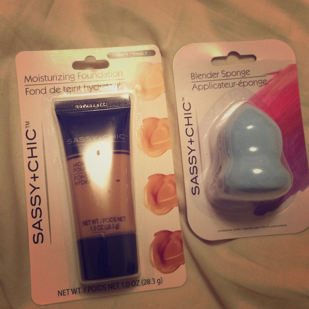 Mousturizing foundation and blender sponge